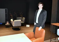 Maarten van de Goor van Jess poseert bij een fauteuil uit de serie Shuffle (ook op de achtergrond te zien), waarmee hij een German Design Award heeft gewonnen in de categorie Excellent Product Design – Furniture.